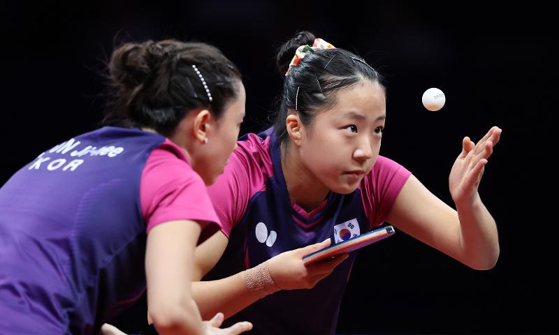 El 2 de octubre, Shin Yu-bin (derecha) juega contra las norcoreanas Cha Su-yong y Pak Su-gyong, en la competencia de tenis de mesa de dobles femeninos, llevada a cabo en el gimnasio del Gongshu Canal Sports Park. Ese día, Shin y su compañera de equipo Jeon Ji-hee, ganaron la final con un marcador de 4-1; obteniendo el primer oro para Corea del Sur, desde los Juegos Asiáticos de Busan en 2002.