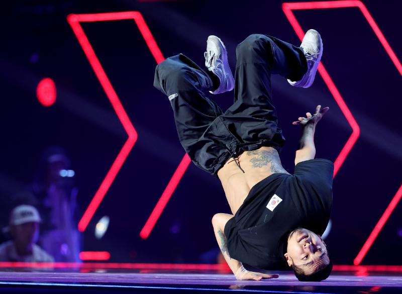 El 7 de octubre, el break dancer, o B-boy, surcoreano Kim Hong-yul, se pavonea en una batalla de ronda grupal de la competencia de ‘break dance’ masculino en el gimnasio del Gongshu Canal Sports Park. Kim obtuvo el segundo lugar, luego de que el japonés Shigeyuki Nakarai lo derrotara con un marcador final de 2-1. Designado como el deporte oficial en los Juegos Olímpicos de Verano de París del próximo año, el ‘break dance’ hizo su debut en los Juegos Asiáticos en Hangzhou, en China.