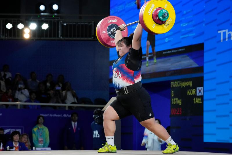 El 7 de octubre, la levantadora de pesas Park Hye-jeong, supera su tercer intento de dos tiempos en la final femenina de 87 kilogramos, realizada en el Gimnasio del Centro Deportivo Xiaoshan, en Hangzhou, China. Park ganó el oro después de registrar un peso total de 294 kilogramos, al levantar 125 kilogramos en arranque y 169 kilogramos en dos tiempos.