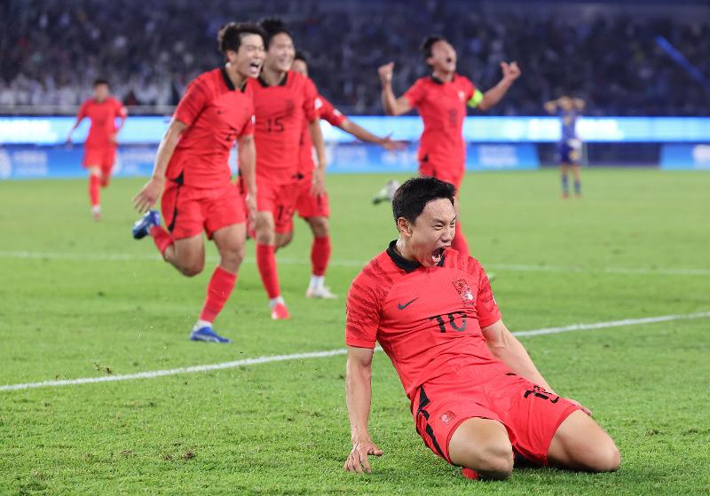 El 7 de octubre, el delantero surcoreano Cho Young-wook (al frente), explota de alegría tras anotar un gol contra Japón en la final de fútbol masculino, llevada a cabo en el estadio del Centro Deportivo Huanglong en Hangzhou, China. El equipo ganó con un marcador 2-1, convirtiéndose en el primer equipo en lograr un triplete en los Juegos Asiáticos.