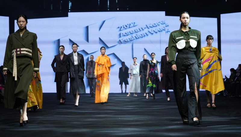 La foto muestra el desfile inaugural de la Semana de la Moda Corea del Sur-ASEAN del 2022, que se llevó a cabo en la primera sala de exposiciones del Centro de Conferencias y Exposiciones de Busan (BEXCO, por sus siglas en inglés), ubicado en el distrito de Haeundae-gu, en la ciudad portuaria. | Captura de pantalla del sitio web oficial de la Semana de la Moda Corea del Sur-ASEAN