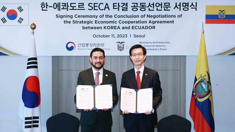 El ministro de Comercio, Industria y Energía, Bang Moon-kyu (dcha.), posa para una foto con su homólogo de Ecuador, Daniel Legarda, mientras sostienen la declaración conjunta sobre la conclusión de las negociaciones del Acuerdo Estratégico de Cooperación Económica, el 11 de octubre en el Lotte Hotel, en el distrito de Jung-gu, en Seúl. | Ministerio de Comercio, Industria y Energía