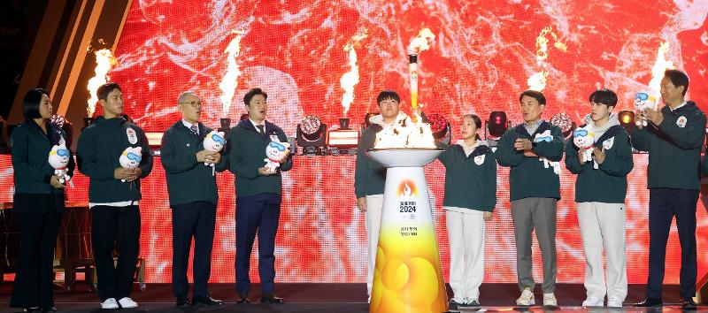 El 11 de octubre, 100 días antes de los Juegos Olímpicos de la Juventud de Invierno de Gangwon 2024, el corredor de trineo So Jae-hwan (5º desde la izda.) y la patinadora artística Youn Seojin (6ª desde la izda.) encienden conjuntamente la antorcha olímpica en una ceremonia que da comienzo al relevo de la competición en la plaza de Seúl, en el distrito capitalino de Jung-gu.