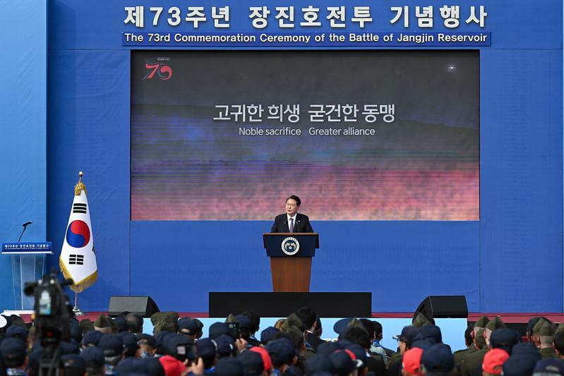 El presidente Yoon Suk Yeol pronuncia un discurso, el 12 de octubre, durante una ceremonia en el Centro Conmemorativo de la Guerra de Corea, para conmemorar el 73° aniversario de la batalla del lago Jangjin, una de las principales batallas de la Guerra de Corea (1950-53).