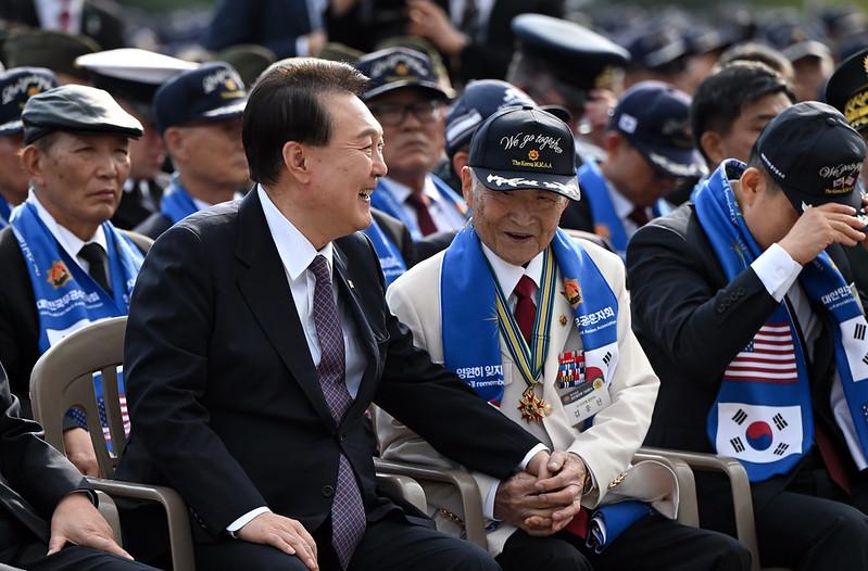 El 12 de octubre, el presidente Yoon Suk Yeol (izda.) estrecha la mano de Kim Eung-seon, un veterano que participó en la evacuación de Heungnam en 1950 durante la Guerra de Corea, en una ceremonia conmemorativa del 73º aniversario de la batalla del lago Jangjin en el Centro Conmemorativo de la Guerra de Corea, en el distrito Yongsan-gu de Seúl.