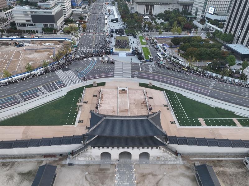 El woldae, un escenario ceremonial frente a Gwanghwamun, la puerta principal del palacio Gyeongbokgung, se revela al público por primera vez en un siglo durante una ceremonia para conmemorar su restauración celebrada el 15 de octubre. | Agencia de Noticias Yonhap
