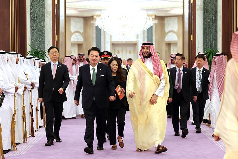 El 22 de octubre (hora local), el presidente Yoon Suk Yeol (izquierda), que se encuentra en una visita de Estado en Arabia Saudita, después de mantener conversaciones ampliadas con el príncipe heredero y primer ministro saudí, Mohamed bin Salmán, se dirigen hacia el comedor para un almuerzo en el palacio Al Yamamah, en la capital saudí, Riad. | Kim Yong Wii, Oficina presidencial