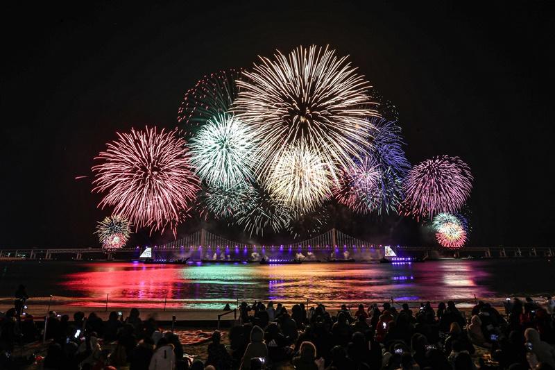 La foto, tomada el 17 de diciembre de 2022, muestra a una multitud reunida en la playa de Gwangalli para ver los fuegos artificiales durante el 17º Festival de Fuegos Artificiales de Busan en el vecindario de Gwangalli, en el distrito de Suyeong-gu, Busan. | Comité Organizador del Festival de Cultura y Turismo de Busan