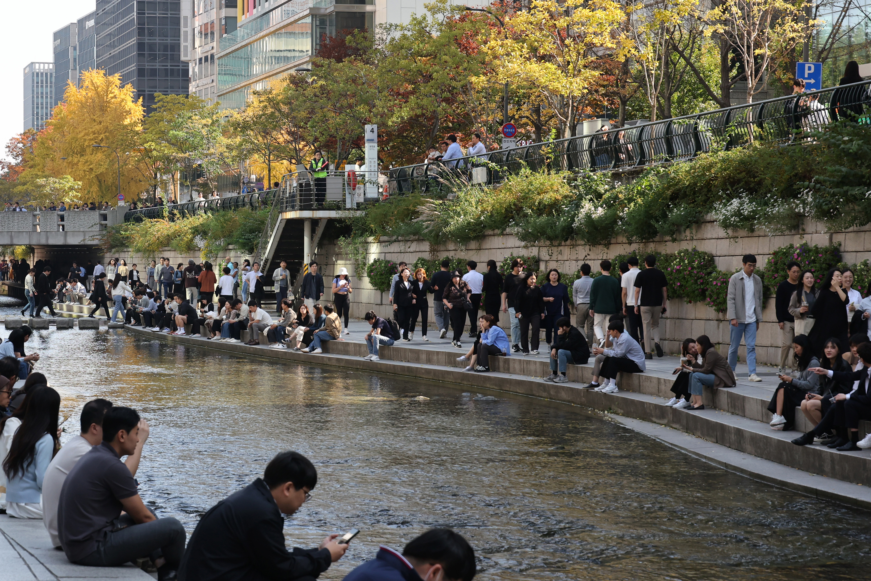 El 2 de noviembre, varias personas pasean por el arroyo Cheonggyecheon, en el distrito de Jongno-gu, Se&uacute;l. 