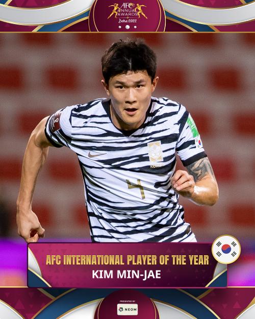 El defensa surcoreano Kim Min-jae fue galardonado con el premio al mejor jugador internacional del 2022 por parte de la Confederación Asiática de Fútbol (AFC, por sus siglas en inglés). | Página oficial de la AFC en Facebook