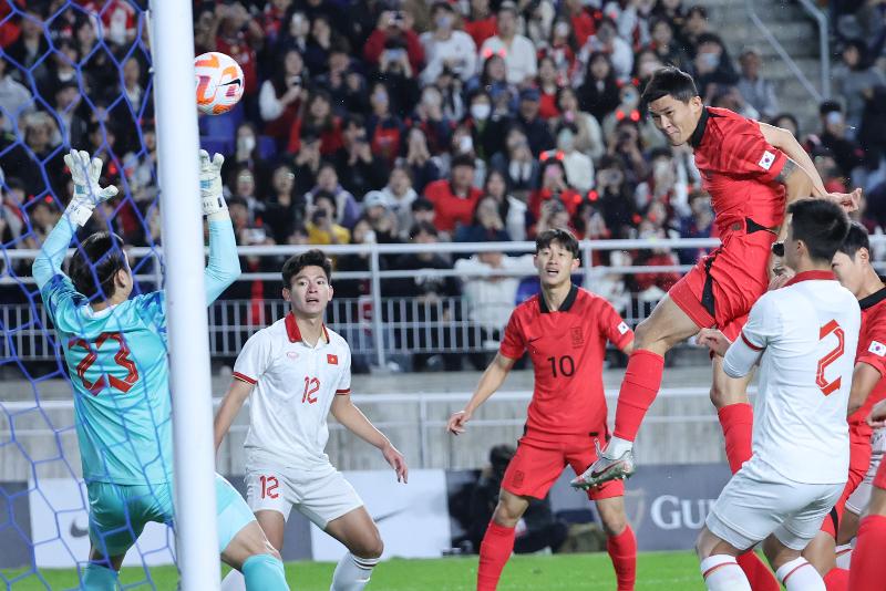 El futbolista surcoreano Kim Min-jae marca de cabeza durante un partido amistoso entre Corea del Sur y Vietnam, que tuvo lugar el 17 de septiembre en el Estadio de la Copa Mundial de Suwon, en la provincia de Gyeonggi-do. | Agencia de Noticias Yonhap