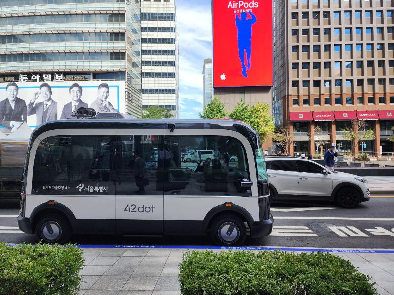 La foto muestra un autobús de conducción autónoma que circula junto al arroyo Cheonggyecheon en el distrito de Jongno-gu, Seúl. | Página oficial del Gobierno Metropolitano de Seúl en Facebook