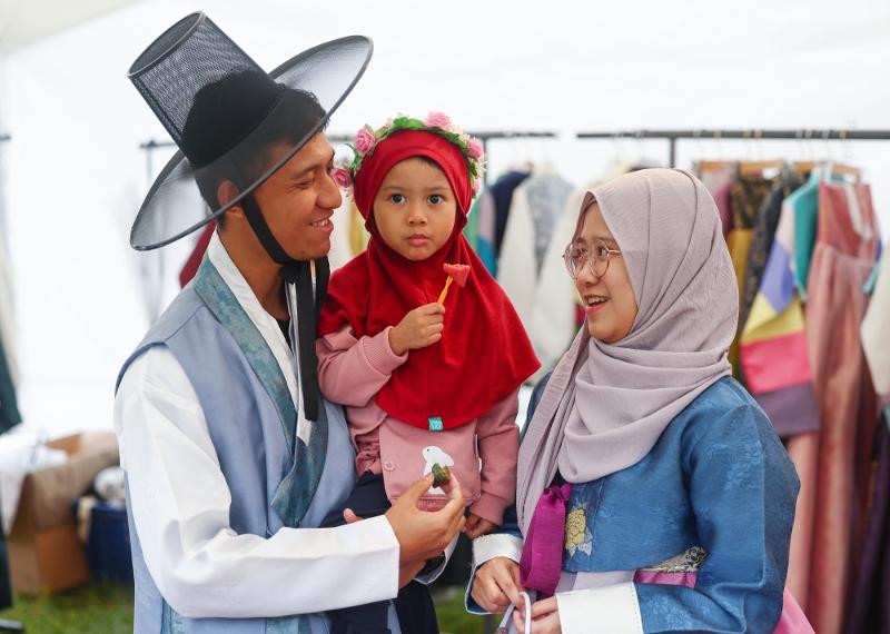 La foto, tomada el 20 de septiembre, muestra a una familia de estudiantes extranjeros luciendo hanbok, la vestimenta tradicional coreana, en un evento de Chuseok, el festival de cosecha de Corea, que se celebró en la Universidad Sungkyunkwan, ubicada en el distrito de Jongno-gu, Seúl. | Agencia de Noticias Yonhap