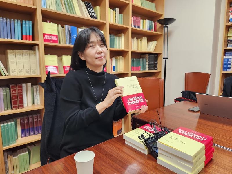 El 9 de noviembre (hora local), Han Kang, la autora de la novela 'I Do Not Bid Farewell', está siendo entrevistada por corresponsales de la Agencia de Noticias Yonhap en la sede de la editorial Grasse, ubicada en París, Francia, después de haber sido nombrada como la ganadora del Premio Médicis Extranjero. Agencia de Noticias Yonhap