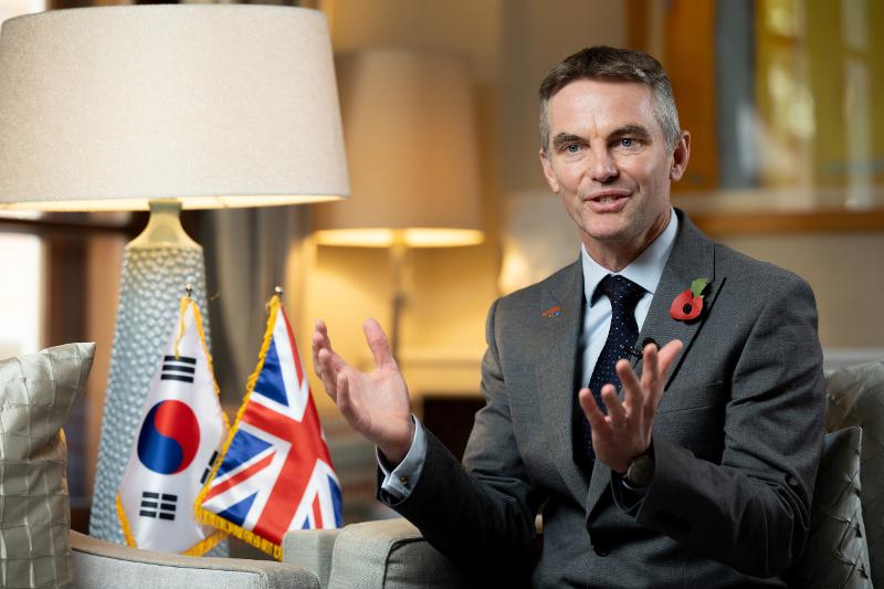 El embajador adjunto británico en Corea, Gareth Weir, explica el 13 de noviembre el significado de la visita de Estado del presidente Yoon Suk Yeol al Reino Unido en una entrevista con Korea.net en la residencia oficial del embajador británico en Seúl.