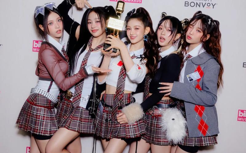 El grupo NewJeans fue galardonado con el premio a mejor artista global de K-pop en los Premios de Música de Billboard de este año, celebrados el 19 de noviembre (hora local) en el MGM Grand Garden Arena de Las Vegas. | Sitio web oficial de Billboard