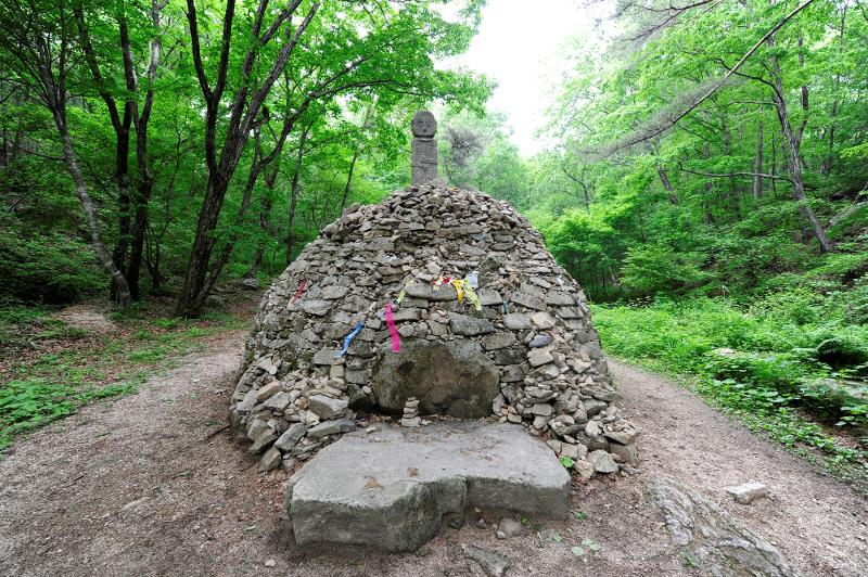 La foto muestra la torre de piedra de dos metros de altura, cuyo nombre significa literalmente 