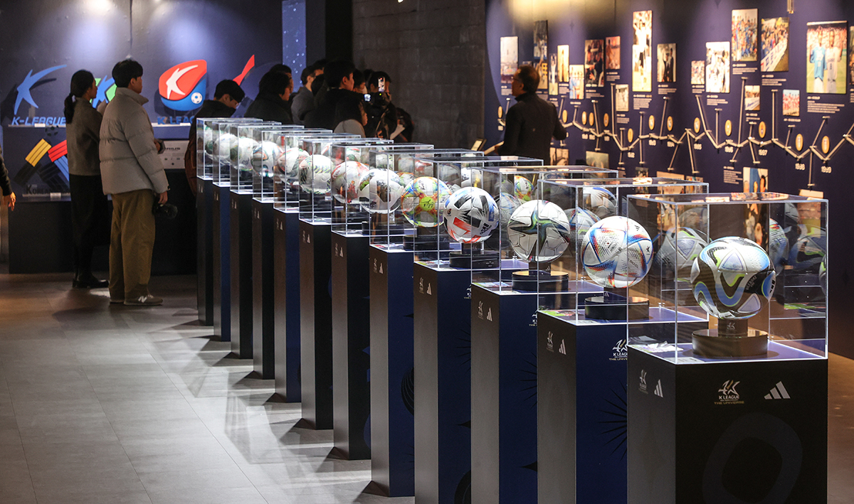 El 21 de diciembre, unas personas observan los registros documentales de la Liga de Fútbol Profesional de Corea del Sur (K-League), durante la celebración de la exhibición, titulada 