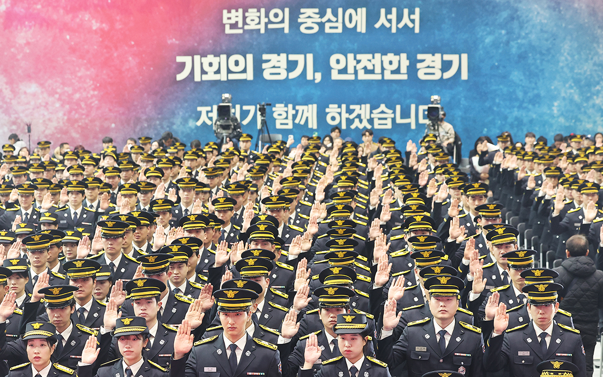 El 28 de diciembre, 427 nuevos bomberos participan en la ceremonia de clausura de su curso de formación de 19 semanas en la Escuela de Oficiales del Cuerpo de Bomberos de Gyeonggi, ubicada en la ciudad de Yongin, provincia de Gyeonggi-do. A partir del próximo año, estos recién graduados se unirán a distintas estaciones en todo el país para desempeñar sus funciones como oficiales de bomberos.