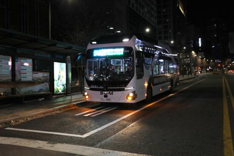 La foto muestra un autobús nocturno de conducción autónoma, que será operado de manera regular en las calles de Seúl, por primera vez en el mundo, a partir del 4 de diciembre de 2023. | Gobierno Metropolitano de Seúl 
