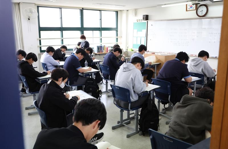 Unos estudiantes de la Escuela Secundaria de Gyeongbok en el distrito de Jongno-gu, Seúl, toman la Evaluación Nacional de Rendimiento Educativo en mayo. | Agencia de Noticias Yonhap