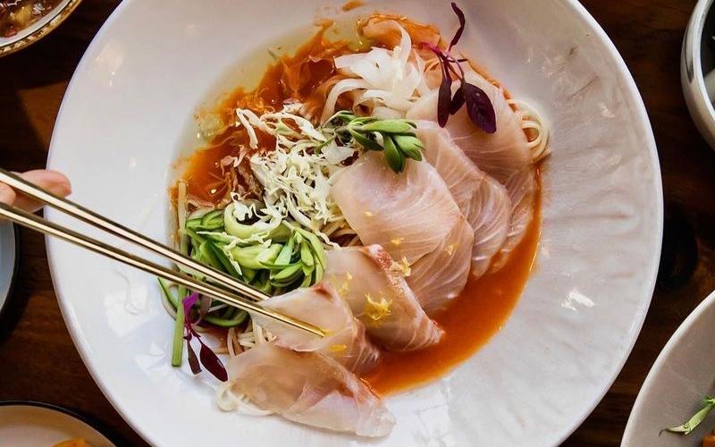 El mulhoemyeon (fideos fríos con pescado crudo) de Bansang, un restaurante coreano de fusión de San Francisco, California, ha sido incluido en la lista de los 23 mejores platos del año del New York Times (NYT), publicada el 12 de diciembre (hora local). | Captura de pantalla de la cuenta de Bansang en Instagram 