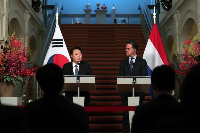 El presidente surcoreano Yoon Suk Yeol (izda.), que se encuentra de visita de Estado en los Países Bajos, ofrece el 13 de diciembre (hora local) una rueda de prensa conjunta con el primer ministro holandés Mark Rutte en la oficina del primer ministro en La Haya. | Agencia de Noticias Yonhap