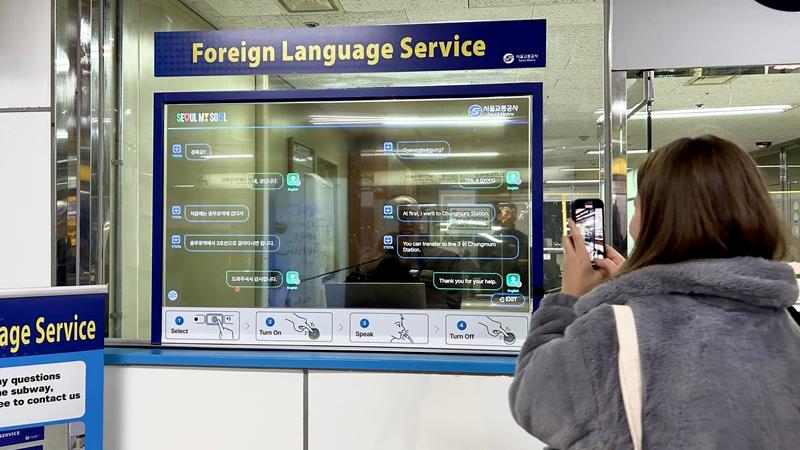 El 12 de diciembre, Kardelen Kose, una turista de Turquía, fotografía el sistema de interpretación simultánea en idiomas extranjeros, recientemente instalado en la estación de metro de Myeongdong, en el distrito de Jung-gu de Seúl.