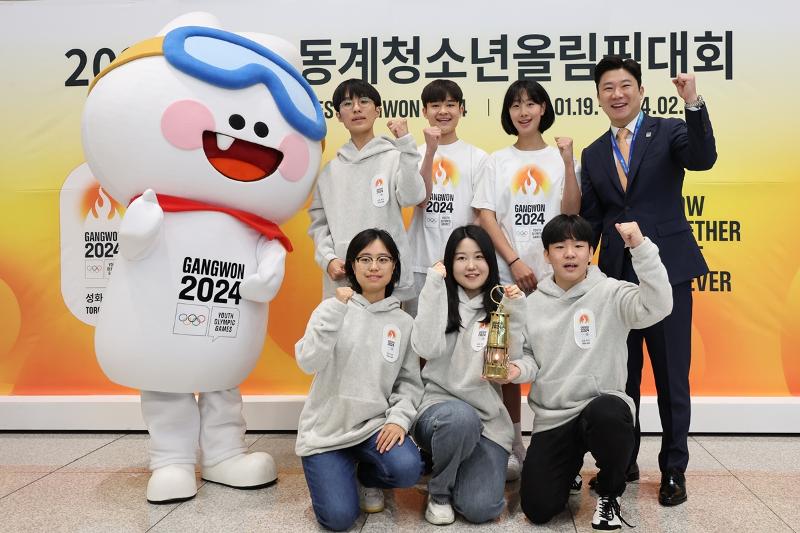 La antorcha que dará comienzo a Gangwon 2024, encendida el 3 de octubre en el Estadio Panatenaico de Atenas, Grecia, llegó al Aeropuerto Internacional de Incheon el 8 de octubre. Jin Jong-oh, presidente del comité organizador de Gangwon 2024 (primero por la derecha en la segunda fila), se hace una foto con los encargados de encender la antorcha y jóvenes simpatizantes. | Agencia de Noticias Yonhap