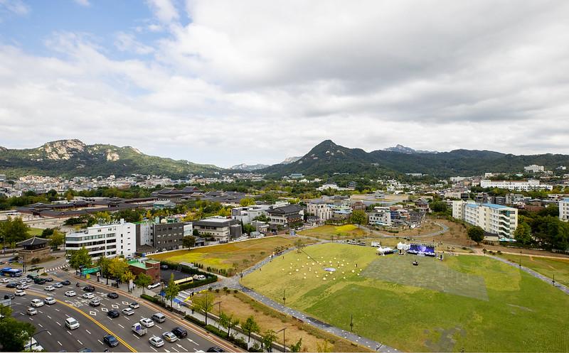 La foto muestra una panorámica de la Plaza verde de Songhyeon, ubicada en el distrito de Jongno-gu, en Seúl. Corea del Sur ocupó el 2º puesto en el ranking de las economías mundiales con mejor desempeño de este año, entre los 35 países miembros de la Organización para la Cooperación y el Desarrollo Económicos (OCDE). | Korea.net DB