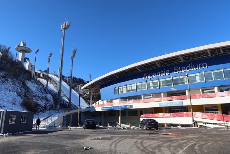 La imagen muestra el Centro de Saltos de Esquí Alpensia en el condado de Pyeongchang-gun, provincia de Gangwon-do, que será el escenario de las pruebas de combinada nórdica y saltos de esquí en los Juegos Olímpicos de la Juventud de Invierno de Gangwon 2024.