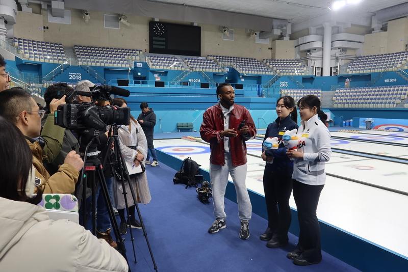 El 12 de diciembre, las jugadoras nacionales de curling Jang Yoo-bin (izquierda) y Lee So-won responden preguntas de periodistas durante una entrevista en el Centro de Curling de Gangneung, en la ciudad de Gangneung, provincia de Gangwon-do.