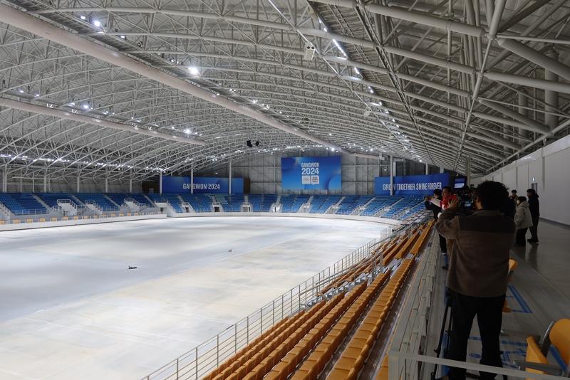 El 12 de diciembre, los periodistas que participaron en el recorrido de prensa de Gangwon 2024 observan la Pista de Patinaje de Velocidad de Gangneung, en la ciudad de Gangneung, provincia de Gangwon-do, donde se celebrará la ceremonia de inauguración de los Juegos Olímpicos de la Juventud de Invierno de Gangwon 2024, que se llevará a cabo del 19 de enero de 2024. Según un funcionario del comité organizador, las obras de reconstrucción de la pista de hielo se llevarán a cabo del 2 al 12 de enero del próximo año.