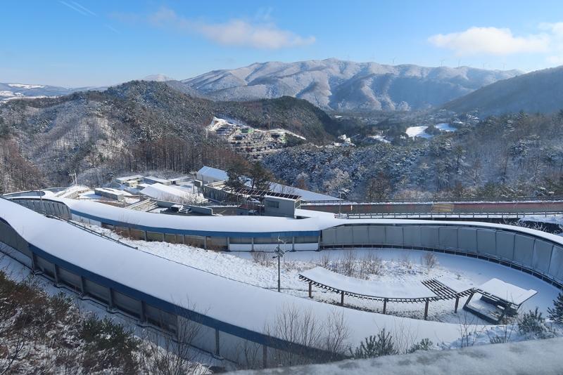 Se muestra la vista del Centro de Deslizamiento Alpensia de Pyeongchang en el condado de Pyeongchang-gun, provincia de Gangwon-do, donde se llevarán a cabo las pruebas de bobsleigh, skeleton y luge en los Juegos Olímpicos de la Juventud de Invierno de Gangwon 2024.