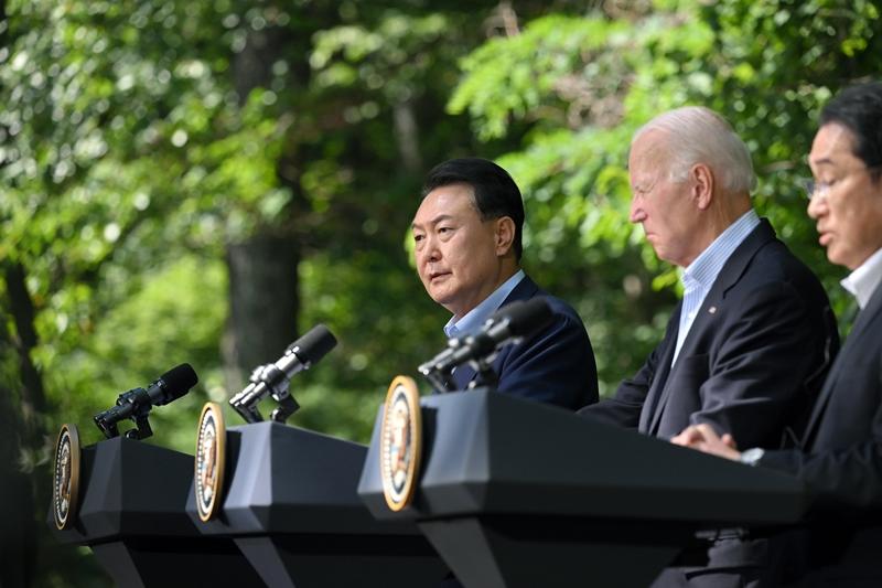 El presidente Yoon Suk Yeol (izda.), habla el 18 de agosto (hora local) durante una conferencia de prensa conjunta con sus homólogos de Estados Unidos, Joe Biden (segundo por la izda.), y Japón, Fumio Kishida (tercero por la izda.), tras una cumbre trilateral, celebrada en Camp David, Estados Unidos. | Kang Min-seok, Oficina presidencial