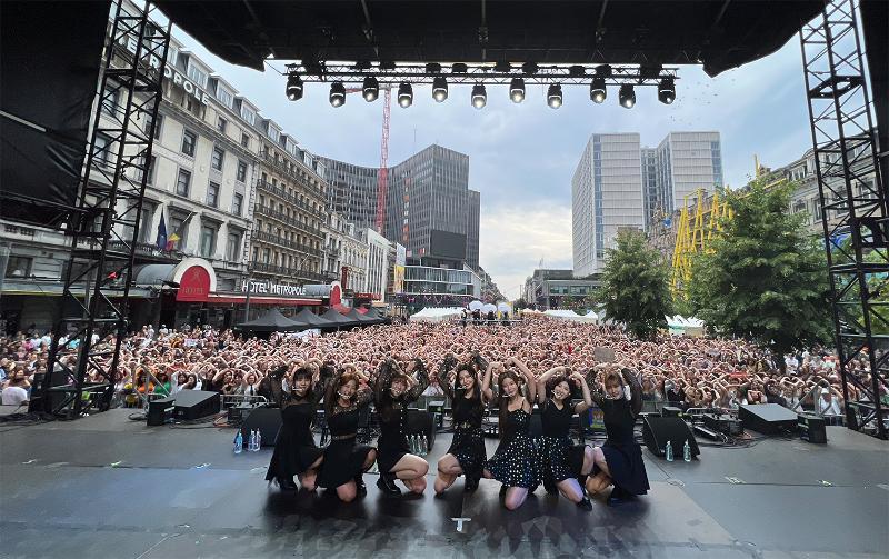Las integrantes del grupo femenino de K-pop CSR, posan haciendo la forma de un corazón con los brazos, durante el concierto de K-pop, llevado a cabo el 17 y 18 (hora local) de junio como parte del festival 'Hallyu Town in Belgium'. El festival atrajo a más de 47.000 personas. | Captura de pantalla de la cuenta oficial de CSR en Instagram