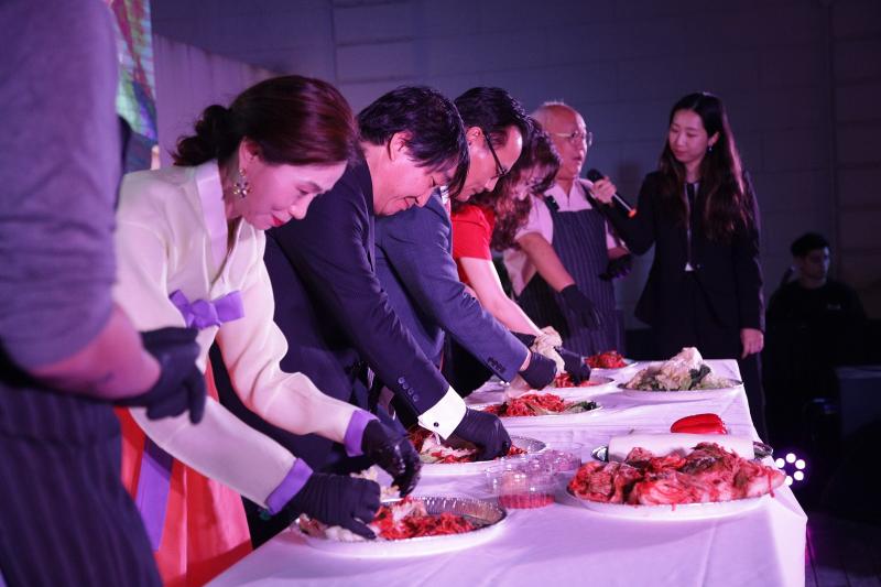 La foto muestra a la directora del Centro Cultural Coreano (CCC) en Argentina, Bo Whan Han (primera desde la izquierda) y a los asistentes haciendo una demostración de kimchi, durante el evento de conmemoración del 'Día del Kimchi' que se llevó a cabo el 22 de noviembre (hora local) en el centro, ubicado en Buenos Aires. | Centro Cultural Coreano en Argentina