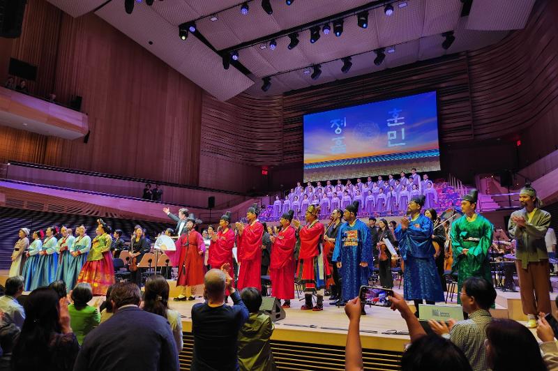 El Coro Nacional de Corea canta el 20 de septiembre (hora local) la canción 'Hunminjeongeum' en el David Geffen Hall del Lincoln Center de Nueva York. | Centro Cultural Coreano en Nueva York