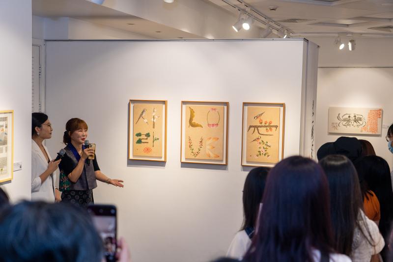 La foto muestra a una intérprete explicando la obra a los visitantes, en una de las visitas a la ‘Exposición sobre intercambios de pinturas populares coreanas y chinas’, que se llevó a cabo del 14 de septiembre al 4 de noviembre en el tercer piso del Centro Cultural Coreano en Shanghái, China. | Centro Cultural Coreano en Shanghái