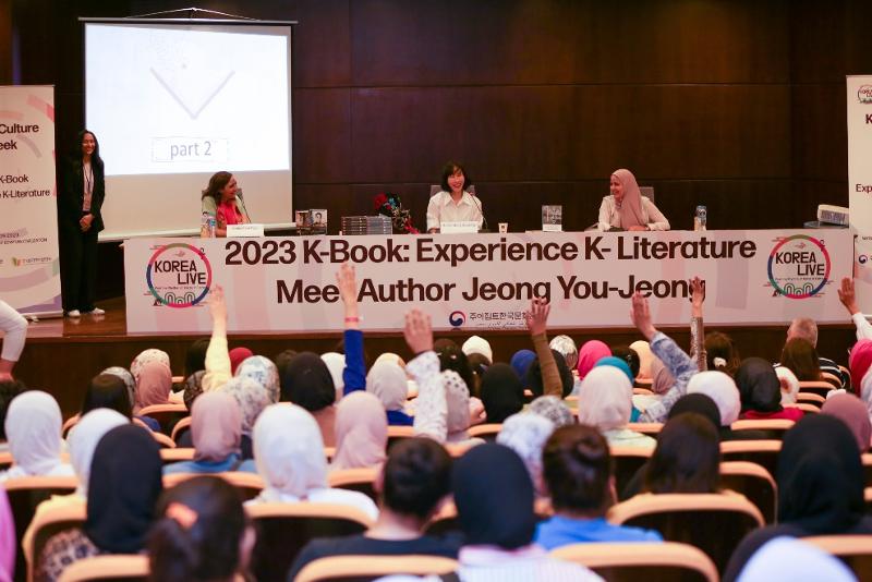 La foto muestra a la escritora Jeong You-Jeong (centro), respondiendo las preguntas de los lectores egipcios, durante la conferencia organizada el 9 de septiembre (hora local), en el Museo Nacional de la Civilización Egipcia (NMEC, por sus siglas en inglés), ubicada en El Cairo, la capital egipcia. El Centro Cultural Coreano (CCC) en Egipto auspició dicha conferencia en el marco del '2023 K-Book: Experience K-Literature', que tuvo lugar del 9 al 13 de septiembre . | Centro Cultural Coreano en Egipto