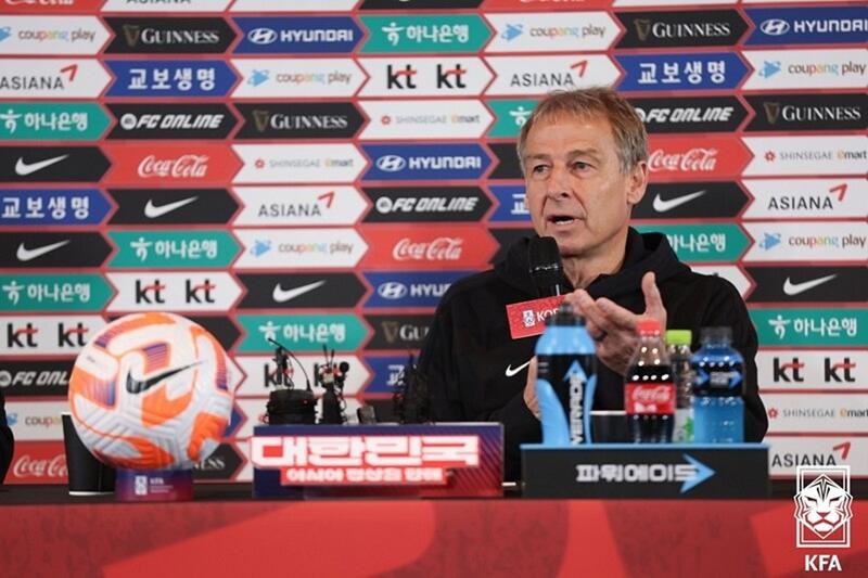 El 28 de diciembre, Jürgen Klinsmann, director técnico del equipo masculino de fútbol de Corea del Sur, respondió a las preguntas de los periodistas durante la presentación de la alineación surcoreana para la Copa Asiática de la Confederación Asiática de Fútbol (AFC, por sus siglas en inglés) 2023 en el cine CGV Yongsan, ubicado en el distrito Yongsan-gu de Seúl..