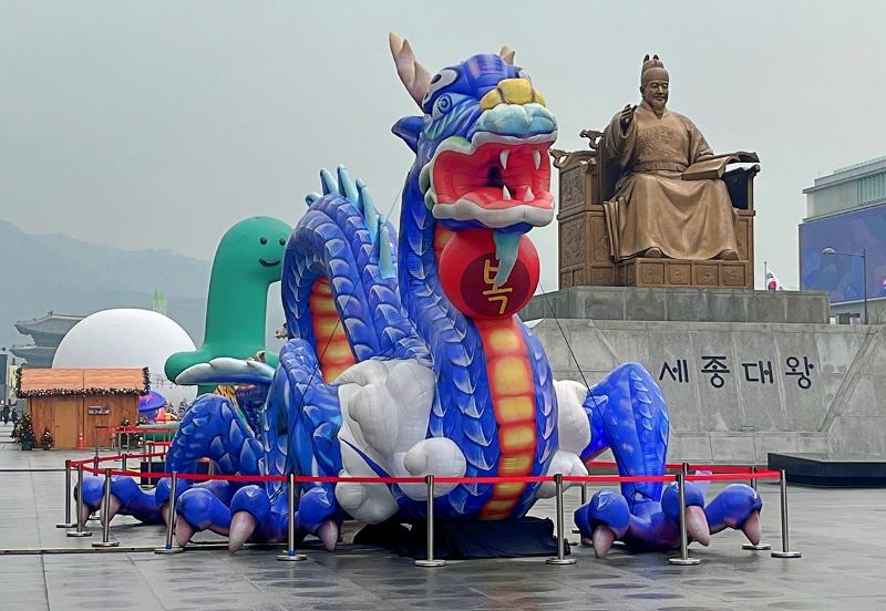 ▲La foto muestra la escultura del dragón azul instalada en la plaza Gwanghwamun, en el distrito de Jongno-gu, Seúl. En 2024, el Gobierno surcoreano continuará mejorando los sistemas existentes y promoverá nuevos apoyos para ayudar a los extranjeros en diversos campos, como el transporte, la educación y los servicios relacionados con la inmigración para extranjeros. | Yoon Seungjin
