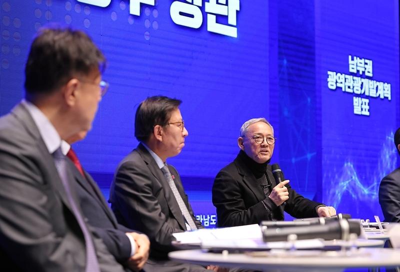 El ministro de Cultura, Deportes y Turismo, Yu In chon (dcha.), habla durante una rueda de prensa para dar a conocer el Plan de Desarrollo Turístico en la Región Sur, celebrada en la ciudad de Tongyeong, provincia de Gyeongsangnam-do, el 22 de diciembre de 2032. Ministerio de Cultura, Deporte y Turismo