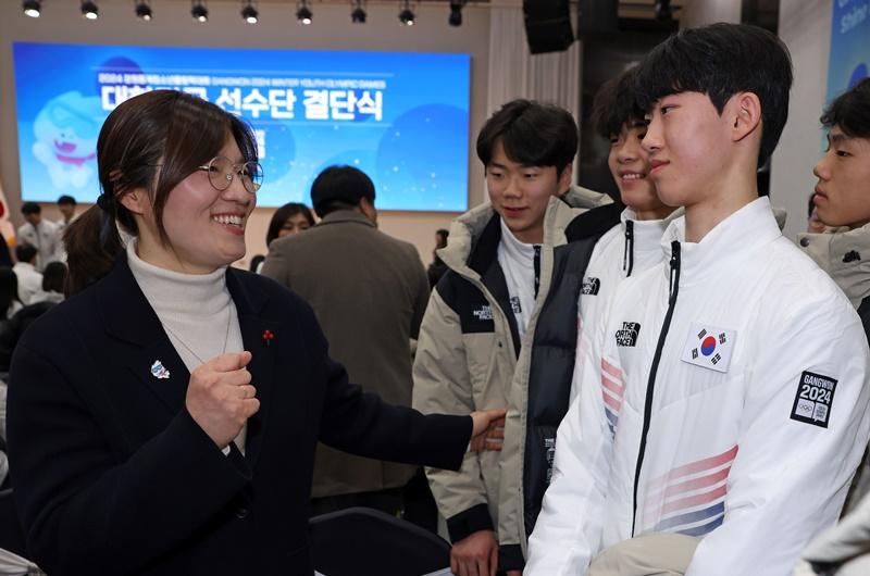 La segunda viceministra de Cultura, Deportes y Turismo, Jang Miran (izquierda), habla el 9 de enero a los atletas en la ceremonia de presentación del equipo nacional para los Juegos Olímpicos de la Juventud de Invierno de Gangwon 2024 la provincia de Gangwon-do en el Seoul Olypmic Parktel, en el distrito capitalino de Songpa-gu.