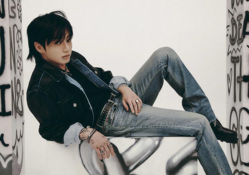  La foto muestra una de las imágenes de 'Golden', el primer álbum en solitario de Jungkook de BTS. 'Golden' estableció un nuevo récord al permanecer en la lista principal de álbumes 'Billboard 200' durante nueve semanas consecutivas. | Sitio web oficial de Big Hit Music