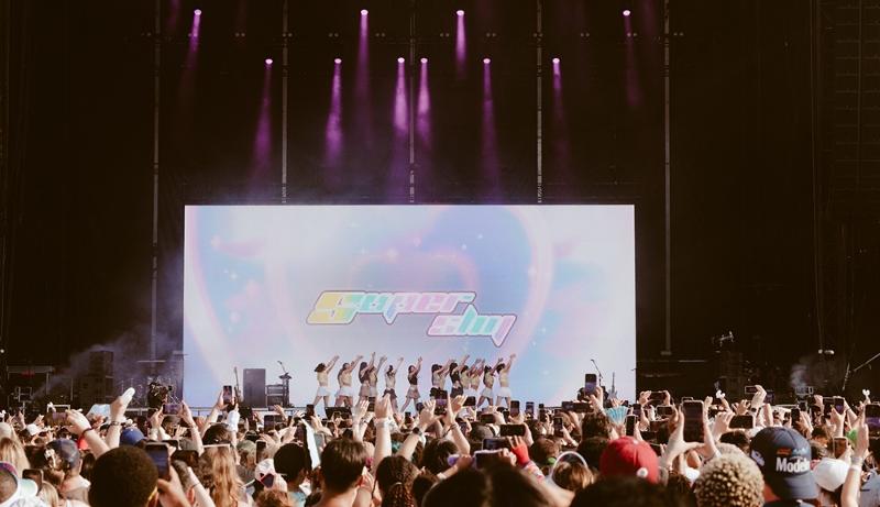 La foto muestra a las miembros de NewJeans actuando el 3 de agosto del 2023 (hora local) en el escenario del festival Lollapalooza, llevado a cabo en el Grant Park, en Chicago, Estados Unidos. Los fanáticos del K-pop de la generación Z en los Estados Unidos gastan 2,4 veces más que los oyentes promedio en mercancía, según el informe anual publicado el 10 de enero por Luminate, la plataforma estadounidense que analiza el mercado mundial de la música. 