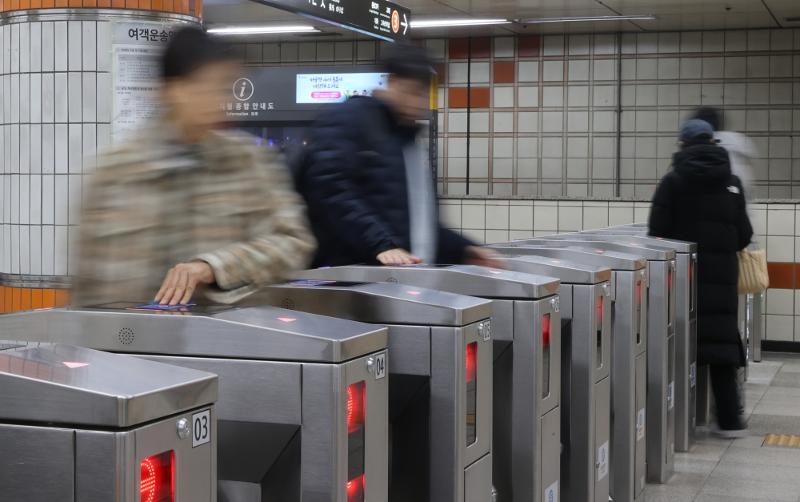 El Gobierno Metropolitano de Seúl comenzará el 23 de enero la venta del pase mensual para el uso ilimitado del transporte público, denominado 'Climate Card'. | Agencia de Noticias Yonhap