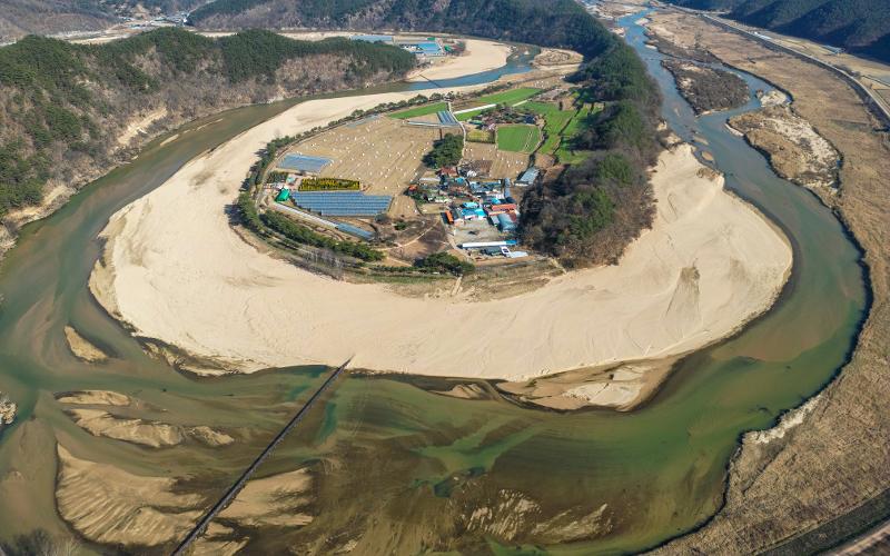 La foto muestra una vista panorámica de la aldea Hoeryongpo tomada desde el observatorio de la montaña Biryongsan, en el condado de Yecheon-gun, provincia de Gyeongsangbuk-do. | Organización de Turismo de Corea 