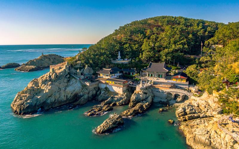 La foto muestra una vista panorámica del templo Haedong Yonggungsa, ubicado en el condado de Gijang-gun, en la ciudad de Busan. | Organización de Turismo de Corea 