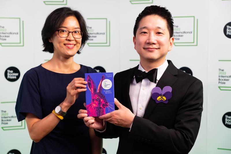 En la foto, tomada el 26 de mayo de 2022, la autora Chung Bora de 'El conejo maldito' y el traductor Anton Heo, quien lo tradujo al inglés, posan con el libro en la ceremonia de entrega del Premio Booker en One Marylebone en Londres, Reino Unido. | Agencia de Noticias Yonhap